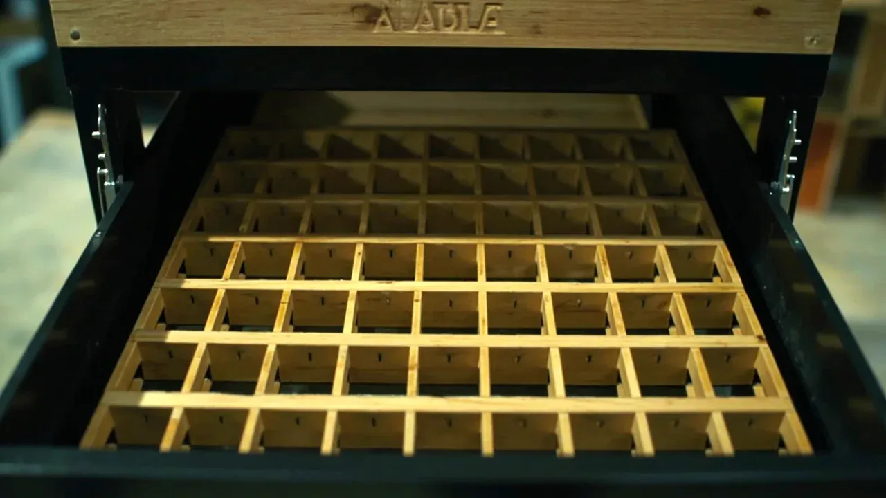 Equal bays and slotted divider inserts inside