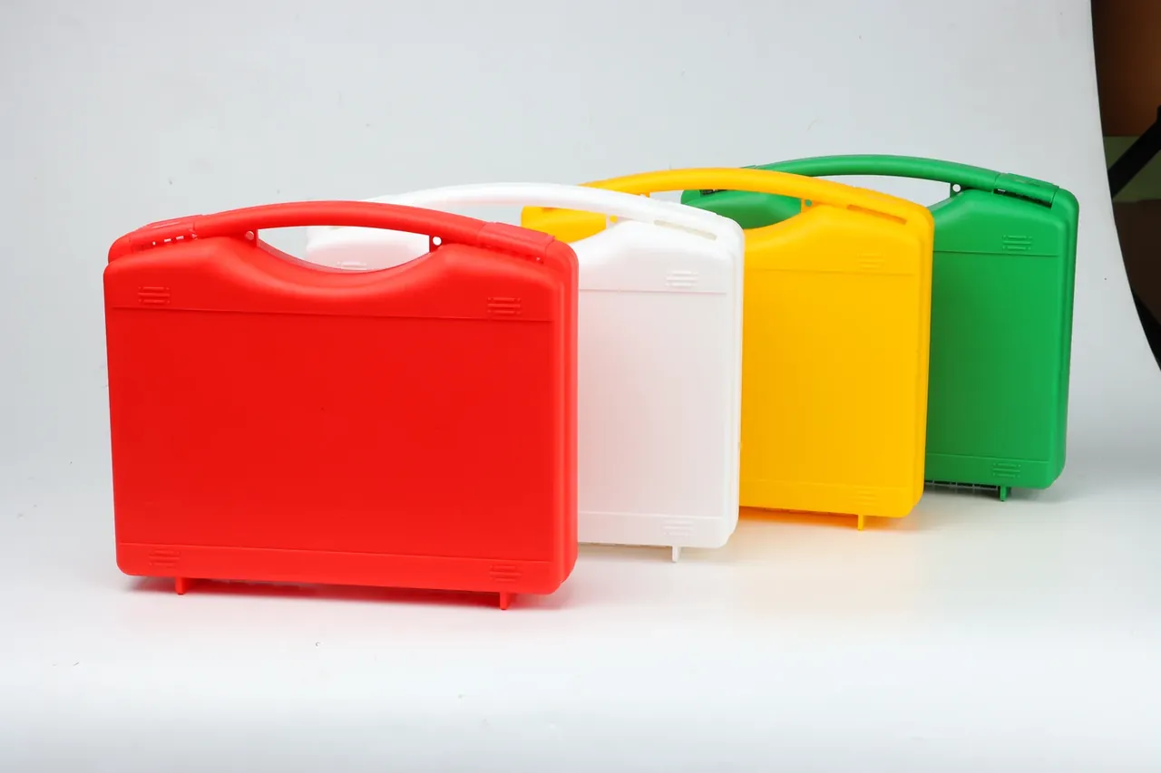 Case Export Packaging: a red case in front with white, yellow and green cases behind it, all four handles raised
