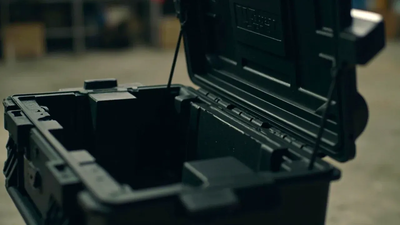 Lid ribs and steel hinge on the open case