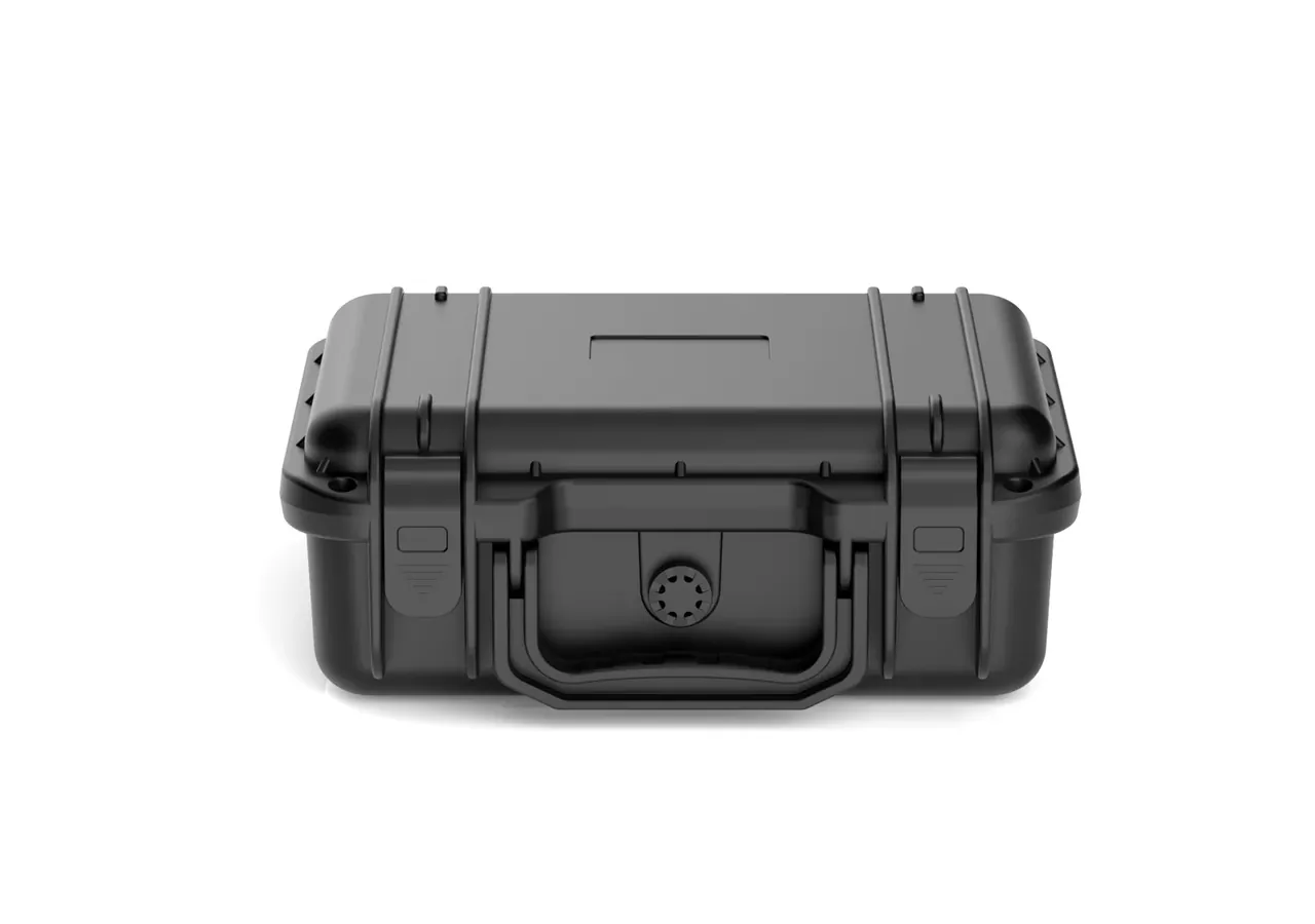 Case seen head on, two draw latches flanking the centre handle, a round pressure valve above it and blank label plates on both sides