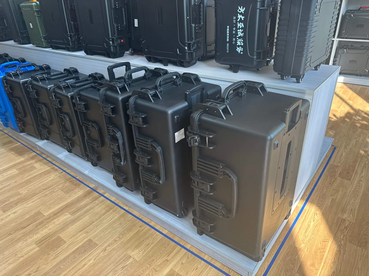 Repacking display pieces cavity by cavity against packed-state photographs during de-rigging