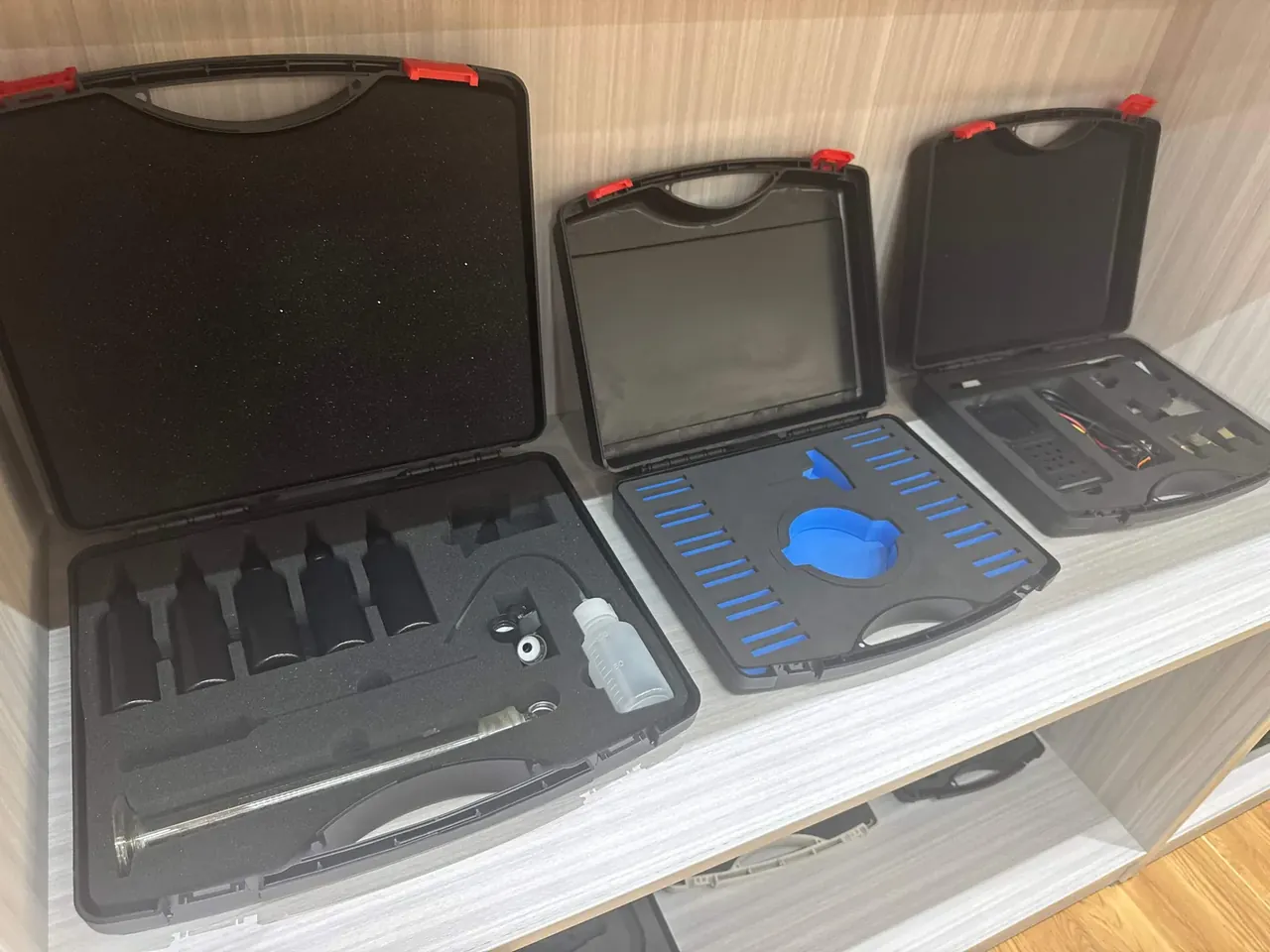 Knife Case Structure: Slots, Locating Blocks and Edge Guards