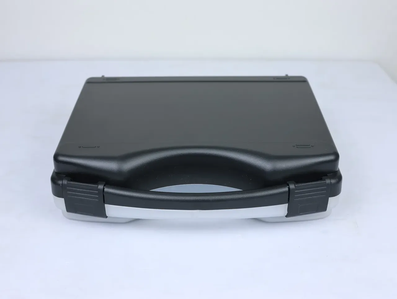 12 kg, 5 high: how knife case specifications get their numbers