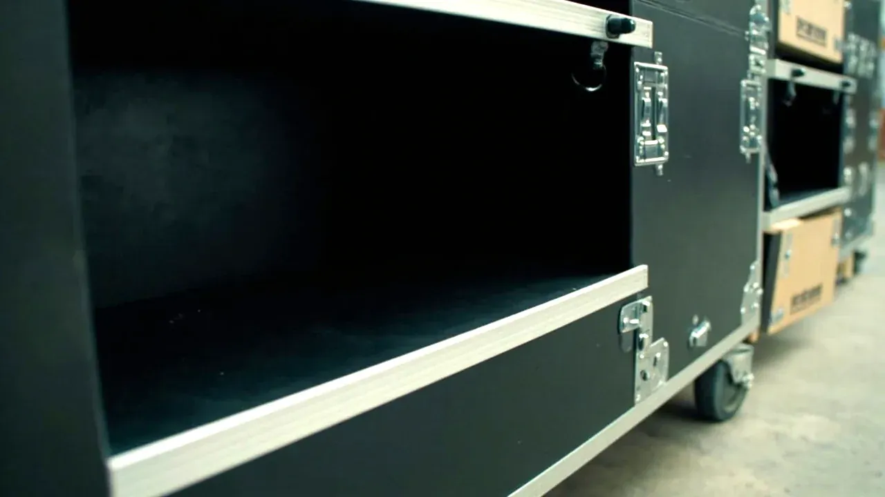 Open case showing twin-wall edge and draw latches