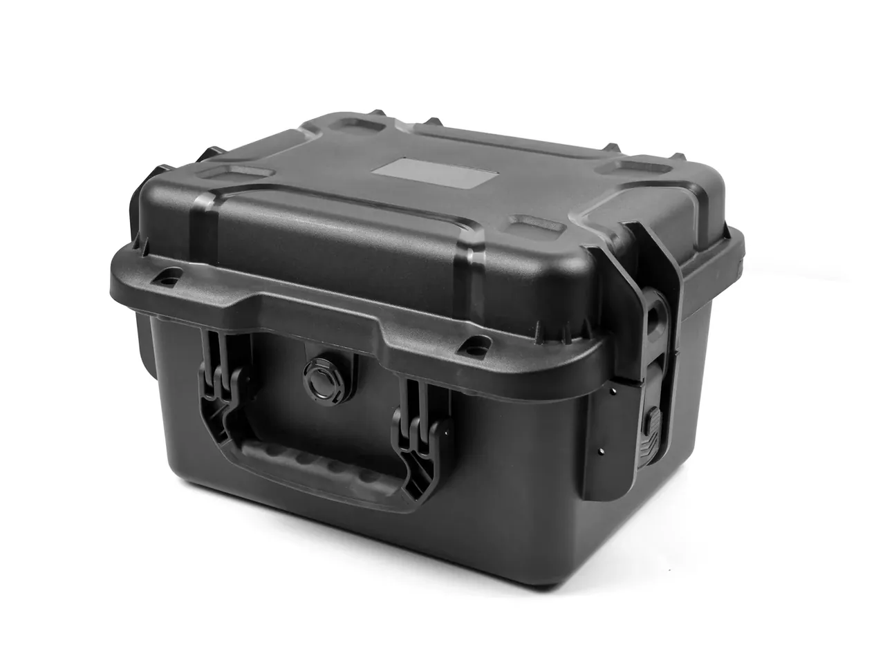 The case from the front at a slight downward angle, a round pressure valve centred between the two front latches and a long rib across the lid
