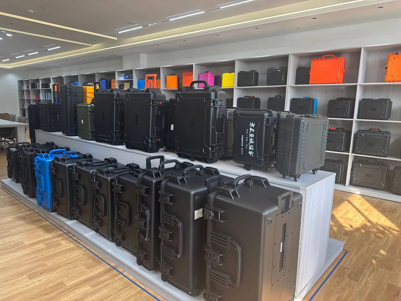 Compartmented trays fully loaded with optical elements during transport vibration and cleanliness retention validation