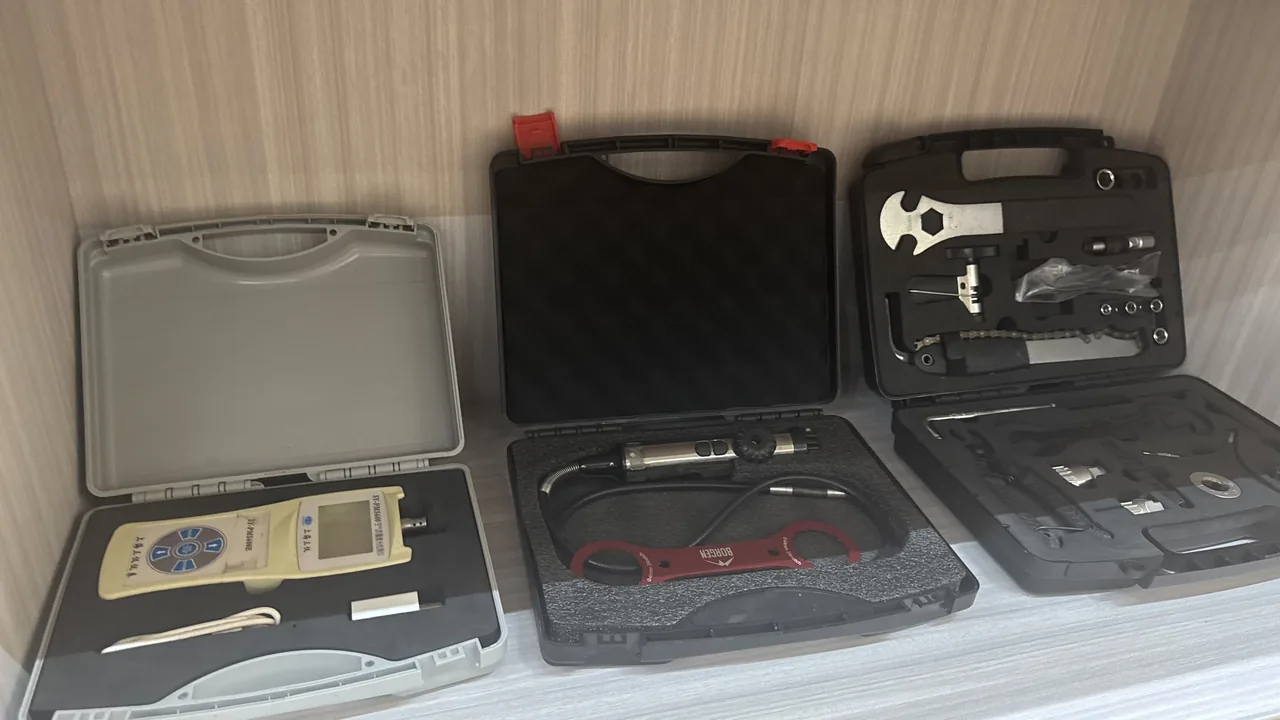 Salt-Spray Resistance: Material Choice for Shell and Metal Parts - case, box showroom, ,.
