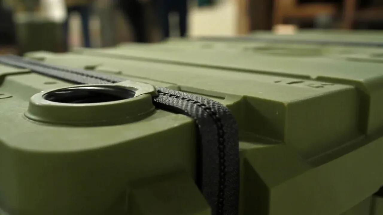Lid gasket and a braided bonding strap