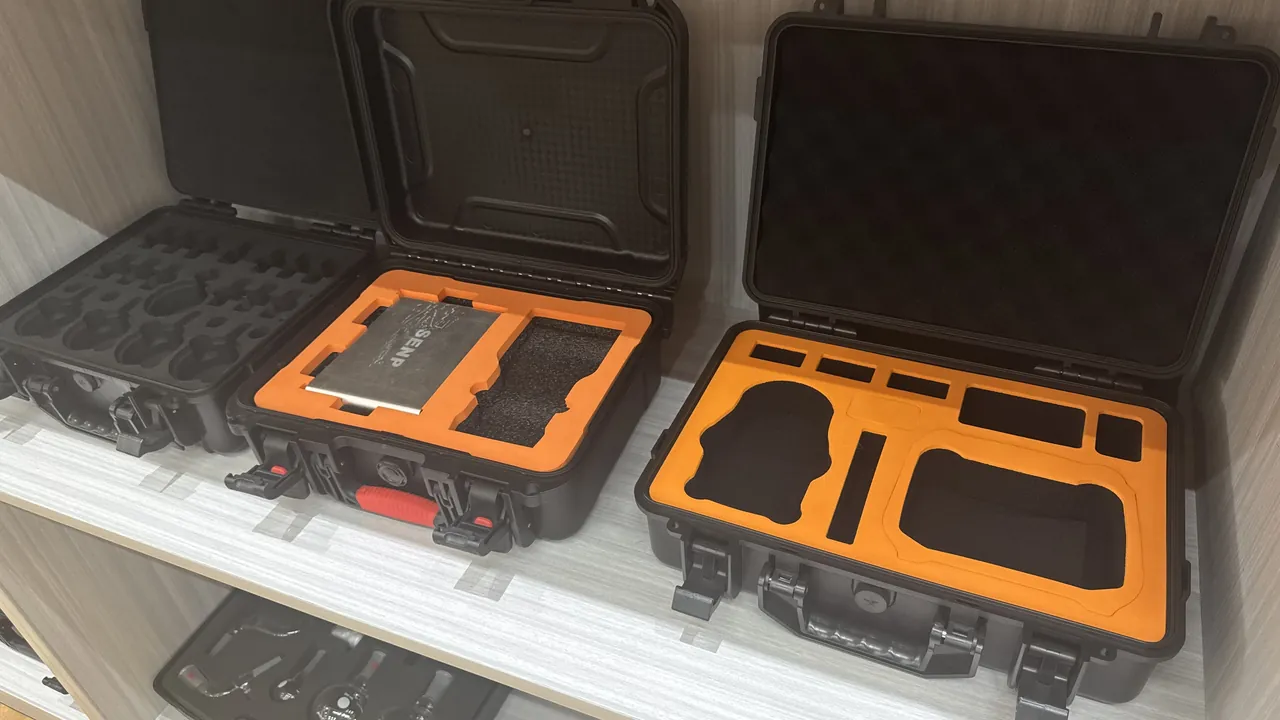 Detail of the temperature logger and desiccant placed inside the case