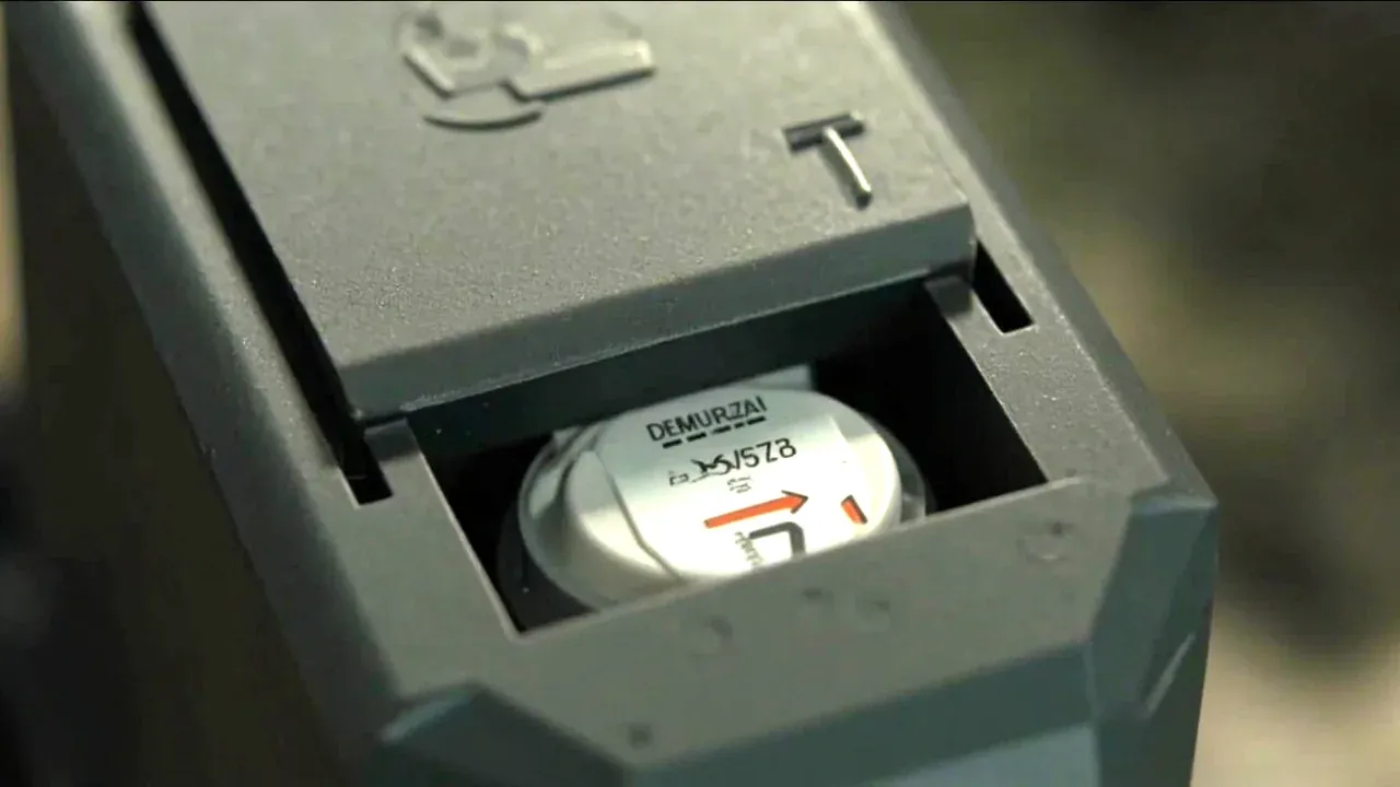 Close-up of the temperature logger pocket inside the lid