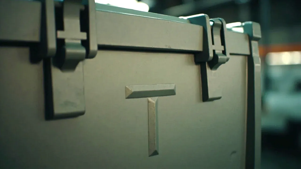 Close-up of the carry handle and latches