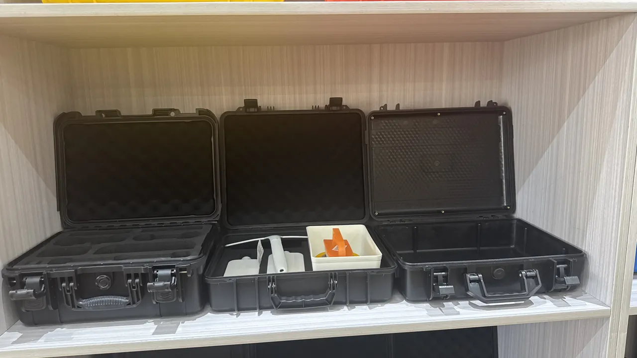 Insulation layer and phase-change coolant plates arranged inside a temperature-controlled case